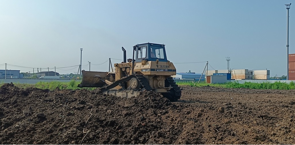 Услуги по рытью котлованов в Южно-Сахалинске Бульдозер и экскватор роют и копают котлованы в Южно-Сахалинске
