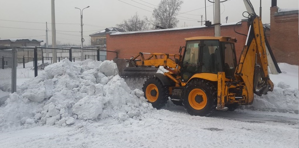Экскаватор погрузчик для уборки снега и погрузки в самосвалы для вывоза в Александровске-Сахалинском