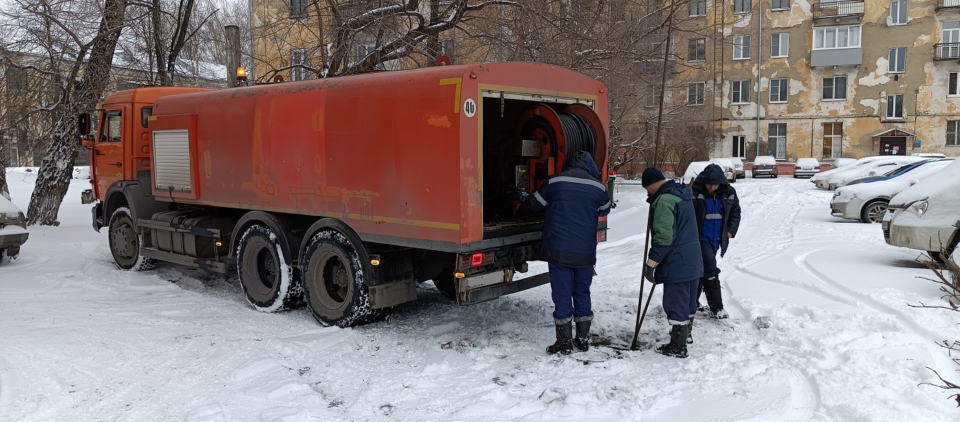 Прочистка канализации от засоров гидропромывочной машиной и специальным оборудованием в Долинске