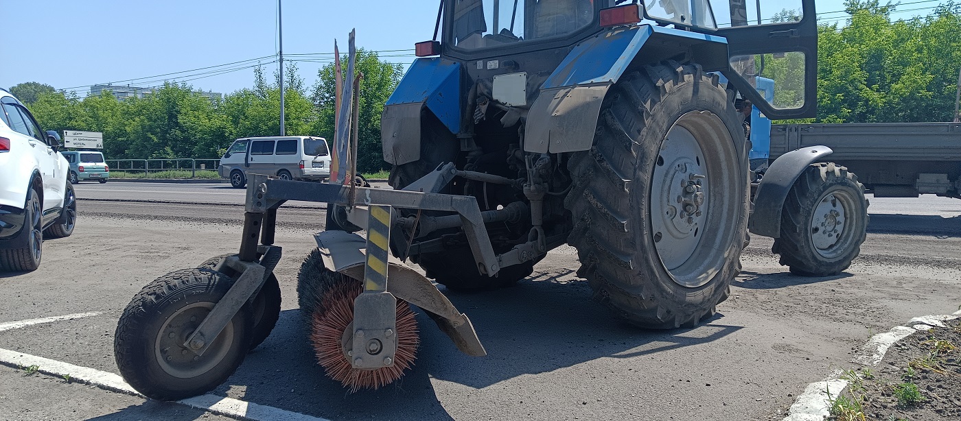 Услуги трактора с щеткой МТЗ в Сахалинской области